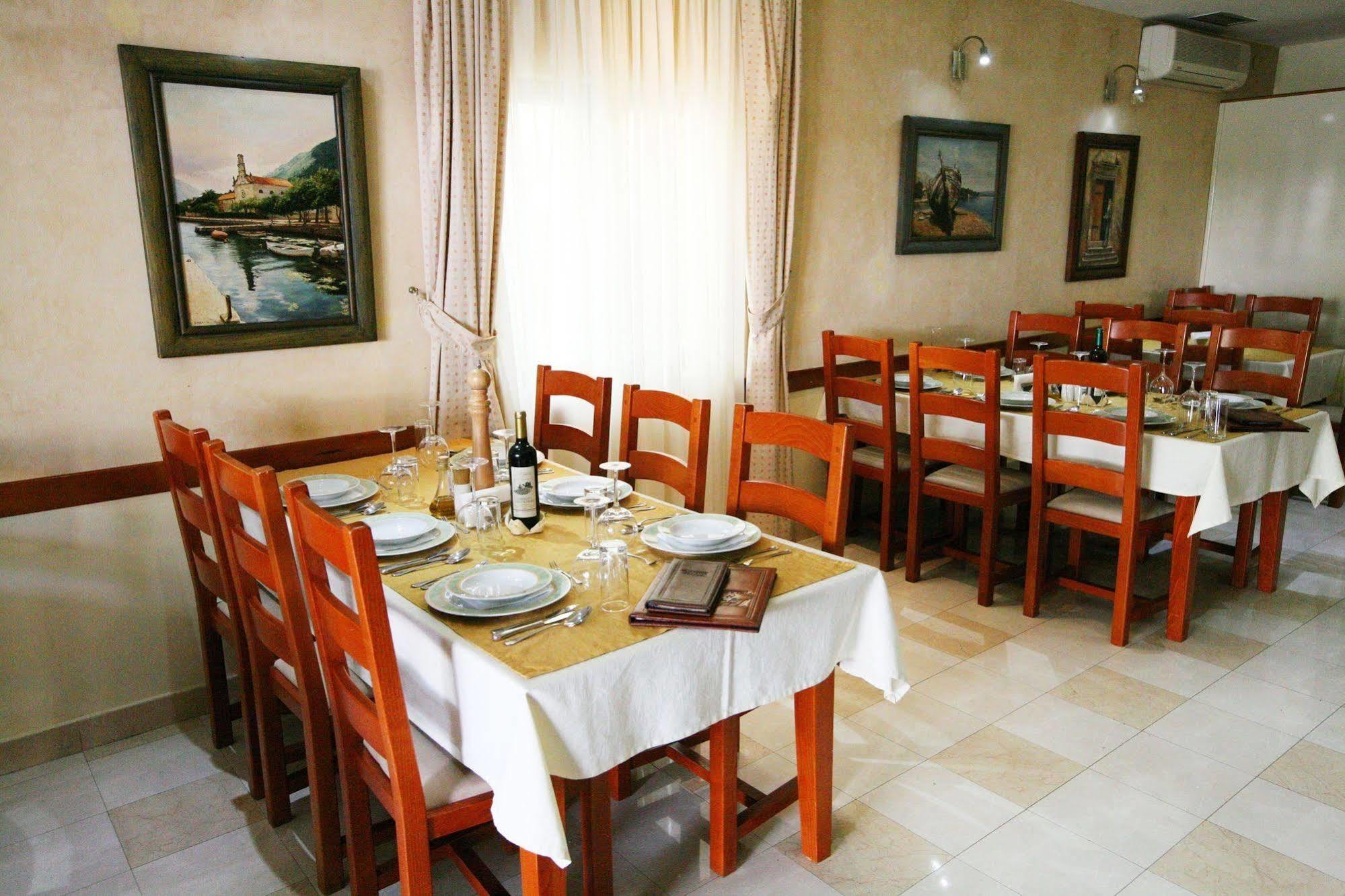 Boutique Hotel Villa Royal Tivat Exteriör bild